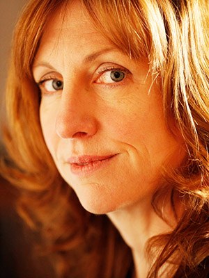 Polly Clark, b. 1978 in Toronto, is a British-Canadian writer who writes on a house boat in London. She worked as a zookeeper and travelled to the Russian taiga for her novel Tiger. Published in German: Tiger, 2020.
“… Clark writes with a poet’s ear and a naturalist’s eye, and has a deep grasp of the profound contract between indigenous peoples and the beasts they revere. She never loses sight of the endangered creature that forms the beating heart of a passionate, remarkable and uplifting novel.”
The Guardian

