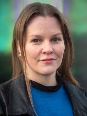 Theresia Enzensberger, born 1986, is a German writer. She studied film and film arts at Bard College in New York and is a freelance journalist for the Frankfurter Allgemeine Zeitung, Frankfurter Allgemeine Sonntagszeitung, Monopol, ZEIT Online and ZEIT. In 2014 she founded BLOCK Magazine, which won Best Newcomer Magazine at the 2016 Lead Awards. Recently published: Auf See, 2022.