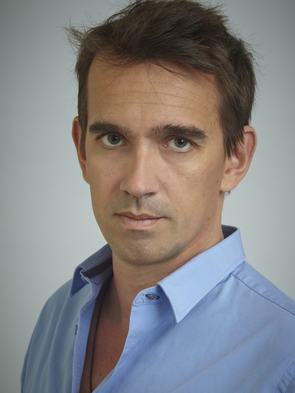 Peter Frankopan
b. 1971, is a British historian and Professor of Global History at the University of Oxford. Frankopan regularly contributes to The New York Times, The Guardian and the China Daily; his books are international bestsellers. Recently published in German: Die neuen Seidenstraßen, 2019.
Frankopan’s book (about the new Silk Roads) is fascinating … A wake-up call to the West to keep an eye the overall picture in the rapidly changing world, and to unite to continue to have a say in everything that is to play for in the Asian century.
Rolf Brockschmidt, Der Tagesspiegel.
