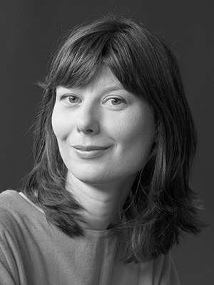 Anna Ospelt, b. 1987, is a Liechtensteiner writer. She studied sociology and media studies in Basel. She lives in Vaduz. Recently published: Wurzelstudien, 2020.
“Anna Ospelt’s perception of nature focuses on filigree detail and alternately expands the view to the metaphorical horizon. Her book does justice to the title. Her studies collect material for something bigger, maybe a novel that is hinted at in this book.”
Beat Mazenauer,  Viceversa Literatur
